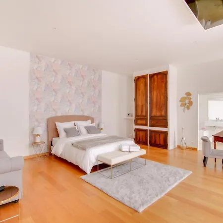 Couette-café La Des Ducs 3*