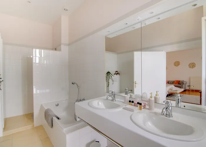 La Des Ducs Bed & Breakfast 3*