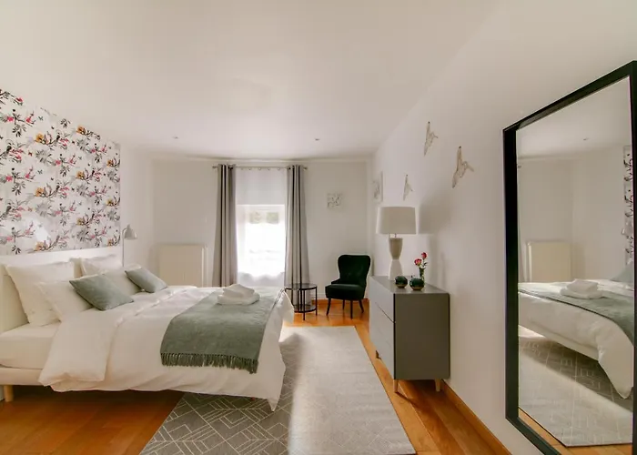 La Des Ducs Bed & Breakfast 3*